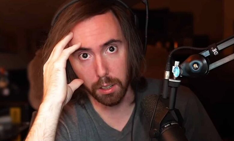 Asmongold looking at The First Descendant character