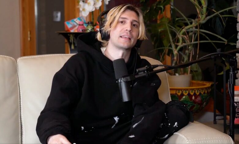 xqc in front of money