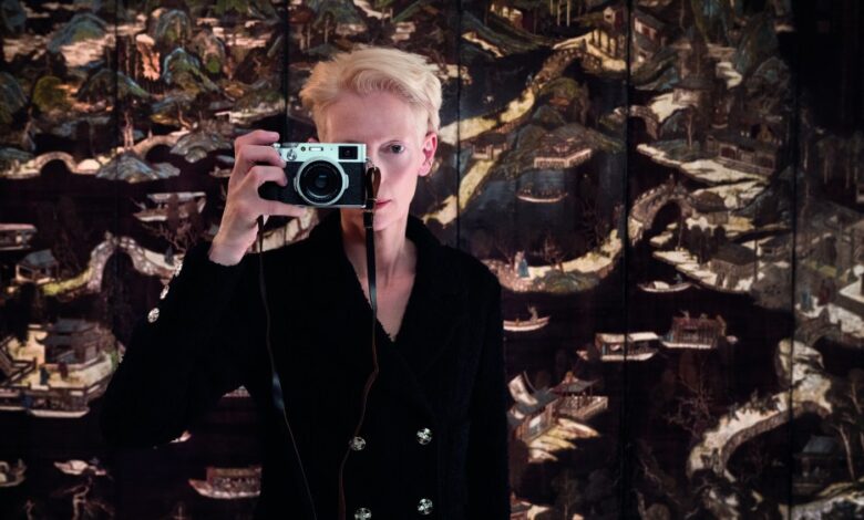 Wim Wenders dirige Tilda Swinton para o desfile Metiers d'Art da Chanel