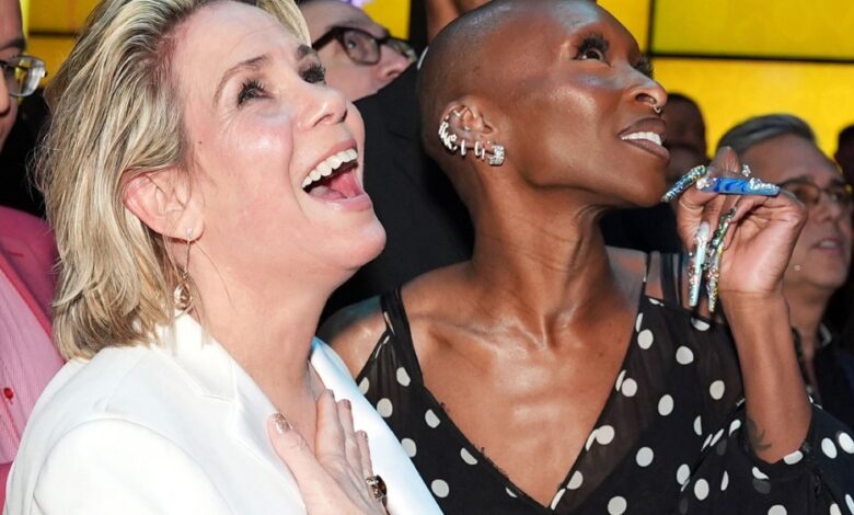 Cynthia Erivo, jornalista do "Holding Space" Tracy E. Gilchrist se reúne