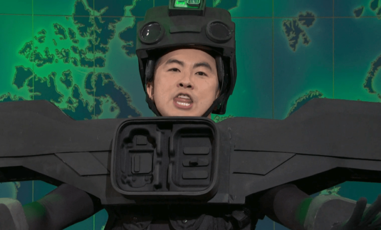 Bowen Yang como drone de Nova Jersey canta 'Defying Gravity'