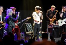 Elvis Costello e Lucinda Williams se apresentam nos shows beneficentes de Jesse Malin