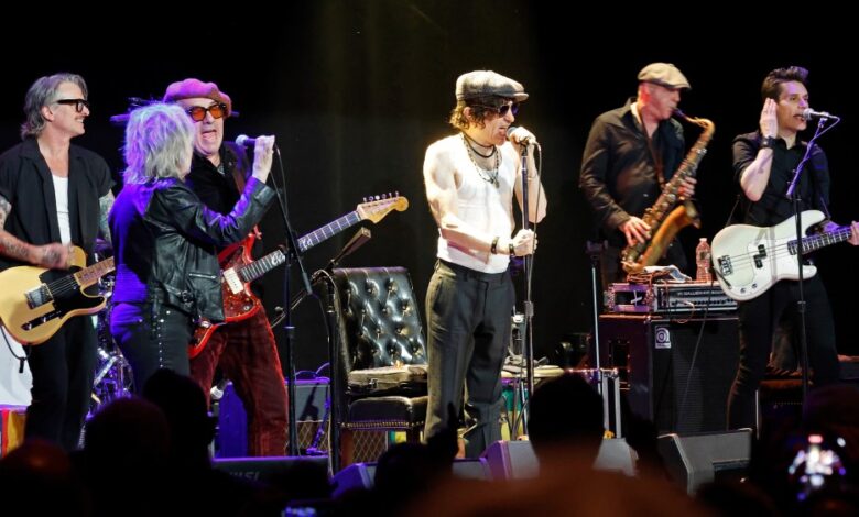 Elvis Costello e Lucinda Williams se apresentam nos shows beneficentes de Jesse Malin