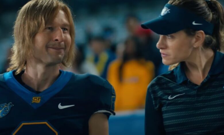 Glen Powell se transforma em QB do Phony College