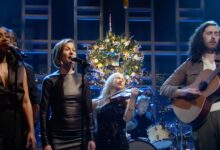 Hozier apresenta 'Fairytale of New York' no SNL no Natal