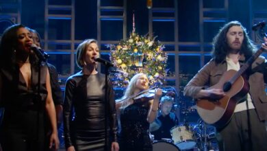 Hozier apresenta 'Fairytale of New York' no SNL no Natal