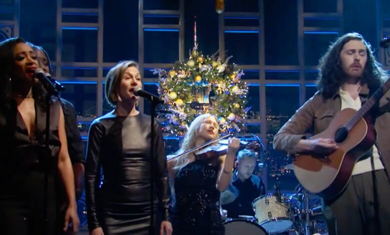 Hozier apresenta 'Fairytale of New York' no SNL no Natal