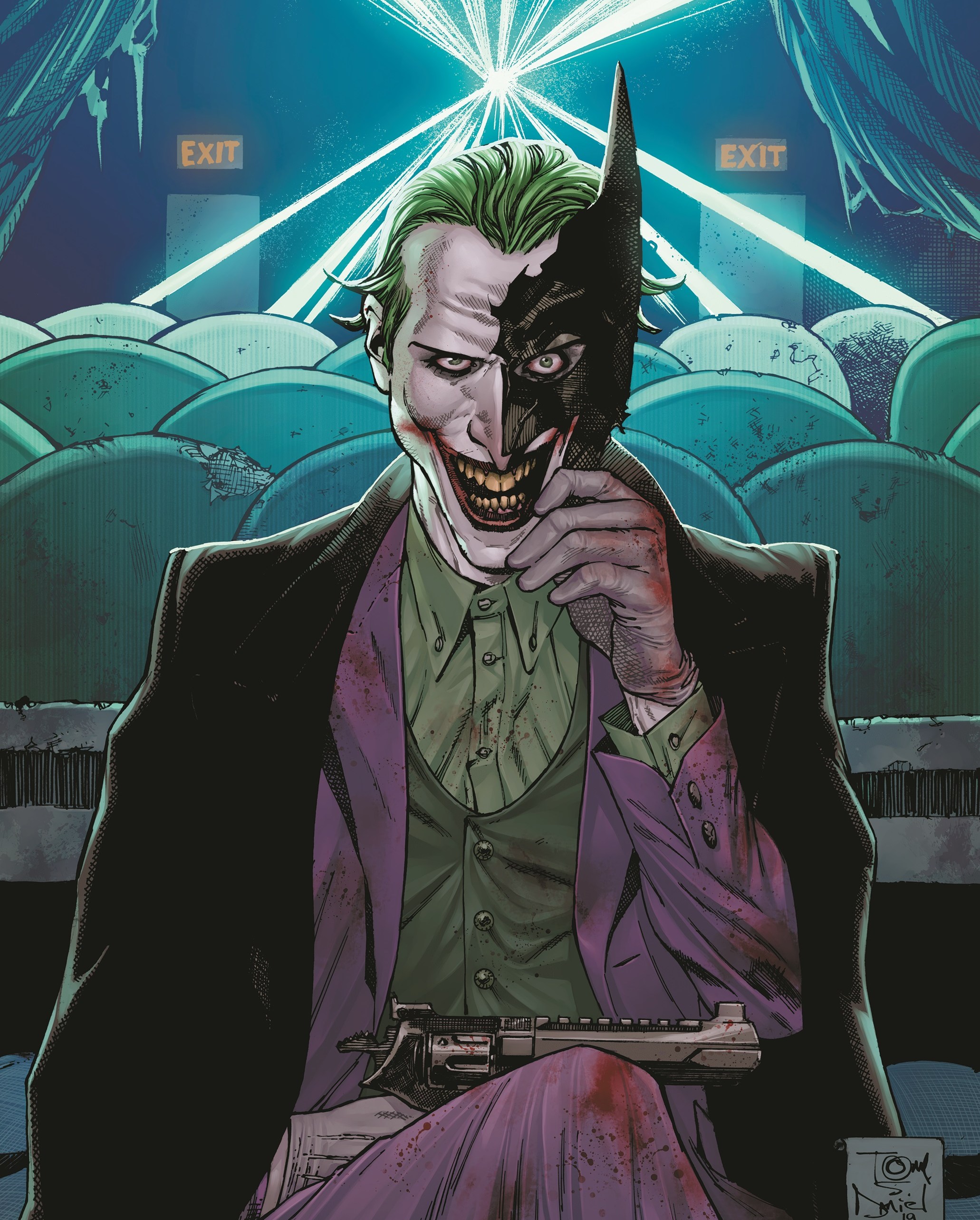 O Coringa está sentado em uma sala de cinema e sorri para o leitor através da metade quebrada da máscara do Batman, na capa de Batman #93, DC Comics (2020).