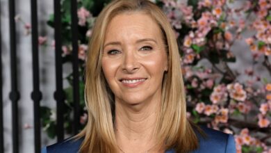 Lisa Kudrow surpreende fãs visitando o sofá de ‘Friends’