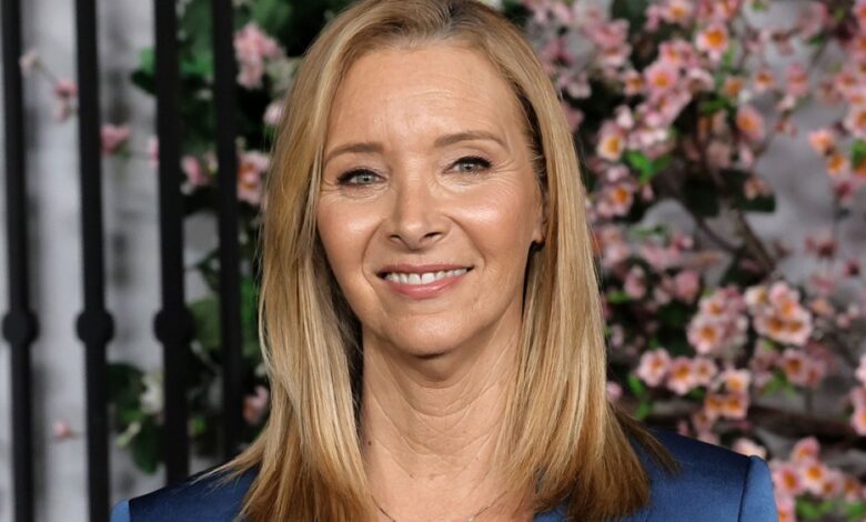 Lisa Kudrow surpreende fãs visitando o sofá de ‘Friends’