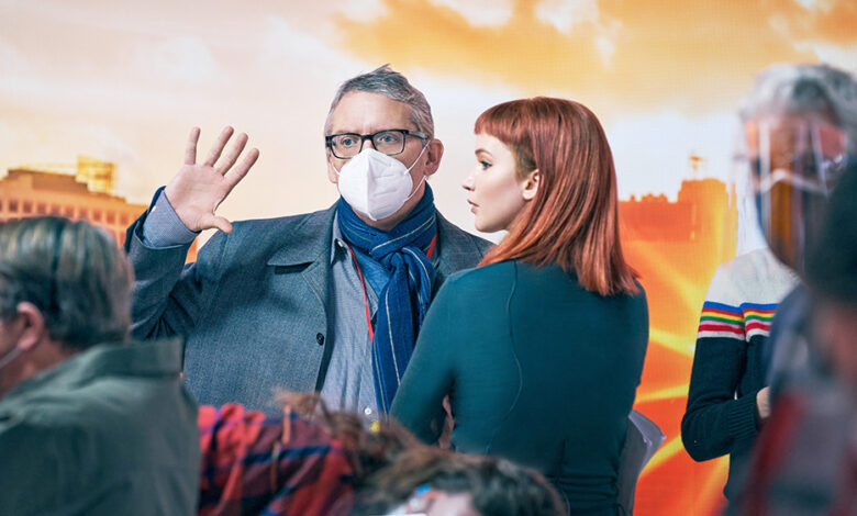 DON'T LOOK UP, from left: director Adam McKay, Jennifer Lawrence, on set, 2021. ph: Niko Tavernise /© Netflix /Courtesy Everett Collection