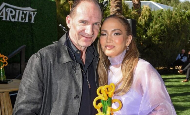 Jennifer Lopez e Ralph Fiennes se reúnem no Creative Impact Awards