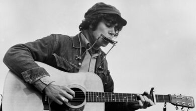 Assista ao ícone Donovan dos anos 1960 revelando a 'história secreta' em um ensaio em vídeo