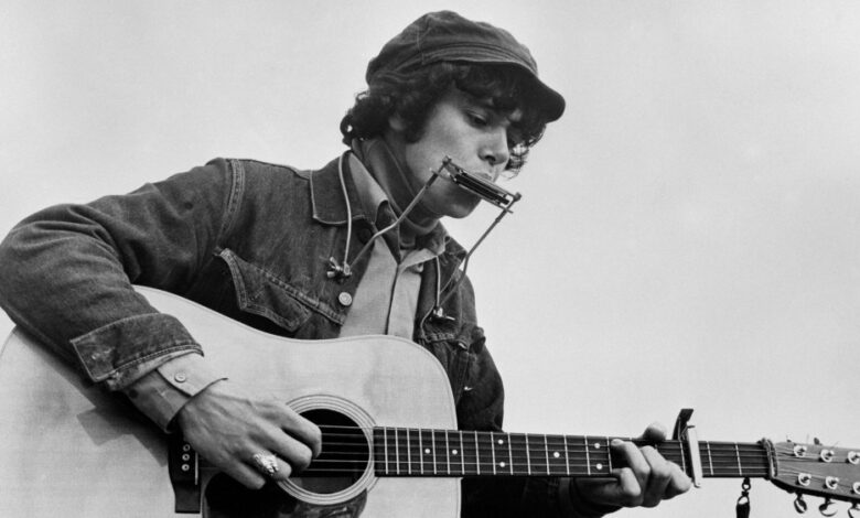 Assista ao ícone Donovan dos anos 1960 revelando a 'história secreta' em um ensaio em vídeo