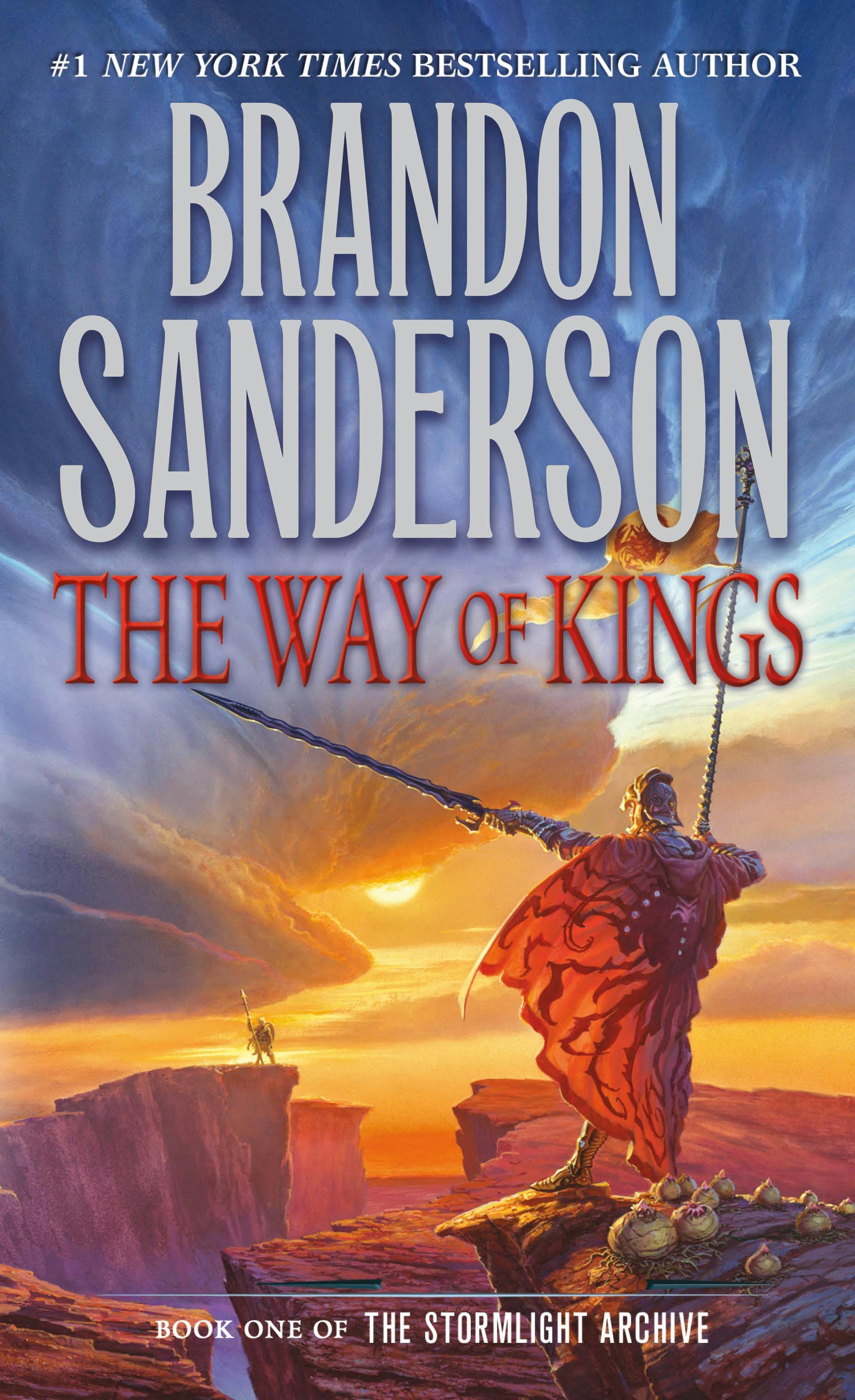 A capa de The Way of Kings, de Brandon Sanderson, com um homem de armadura e capa vermelha parado em um penhasco, segurando uma lança para cima, apontada para um céu nublado