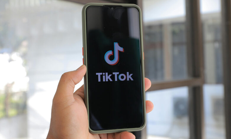 TikTok logo on a picture of an american flag