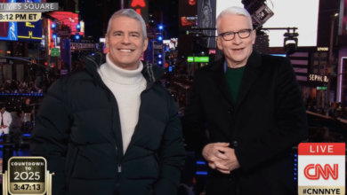 Andy Cohen traz tequila para o ano novo da CNN; Anderson Cooper luta