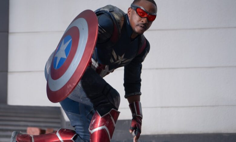 Anthony Mackie esclarece o comentário do Capitão América: 'Eu sou um americano orgulhoso'