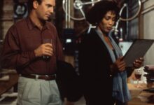 Kevin Costner diz que tem sorte de completar 70 anos ao se lembrar de Whitney Houston