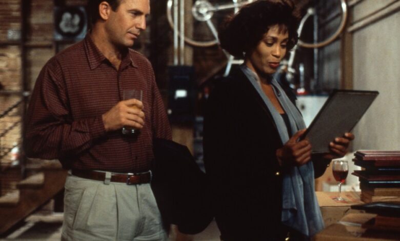 Kevin Costner diz que tem sorte de completar 70 anos ao se lembrar de Whitney Houston