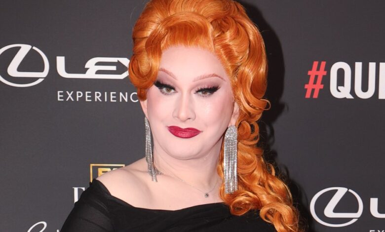 Monção Jinkx na proibição militar trans de Trump: 'Ainda estamos aqui'