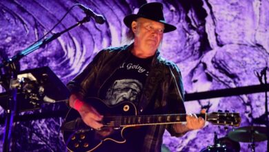 Neil Young sai de Glastonbury e culpa o 'controle corporativo' da BBC