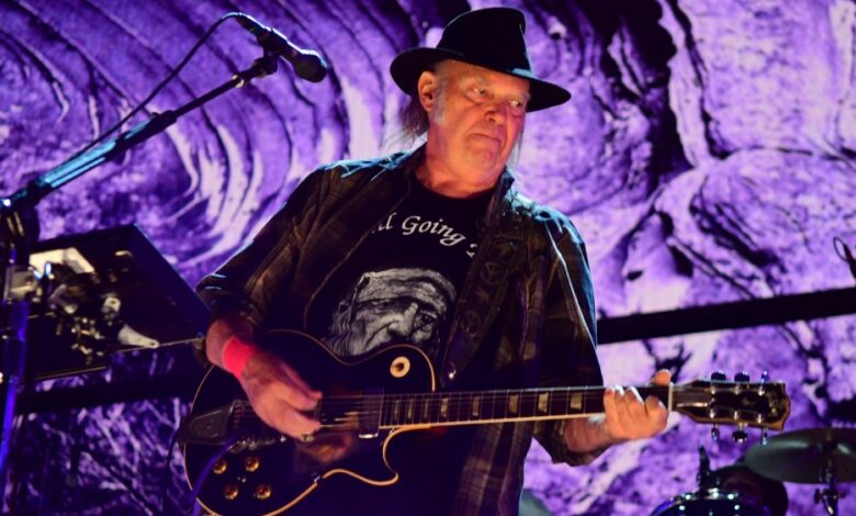 Neil Young sai de Glastonbury e culpa o 'controle corporativo' da BBC