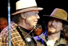 Neil Young tocará em Glastonbury, culpa por ‘erro de informação’