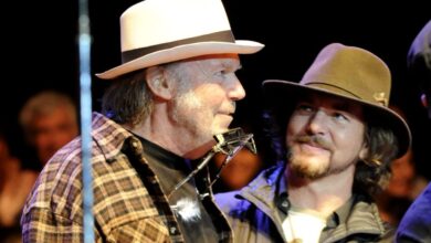 Neil Young tocará em Glastonbury, culpa por ‘erro de informação’