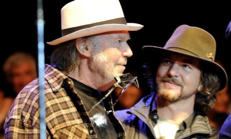 Neil Young tocará em Glastonbury, culpa por ‘erro de informação’