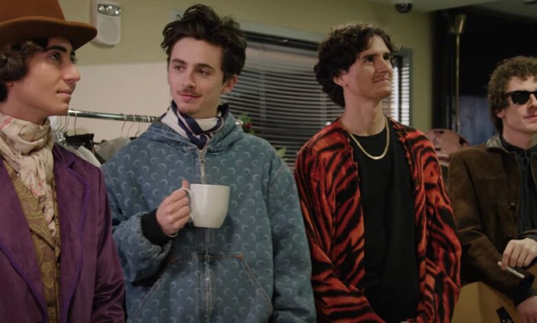 Timothée Chalamet se reúne com sósias para 'SNL' Double Duty