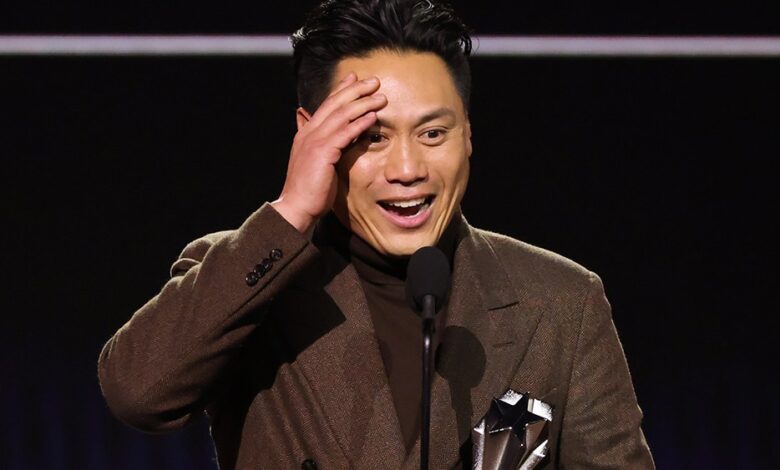 O diretor de 'Wicked', Jon M. Chu, brinca sobre Oscar Snub na escolha dos críticos